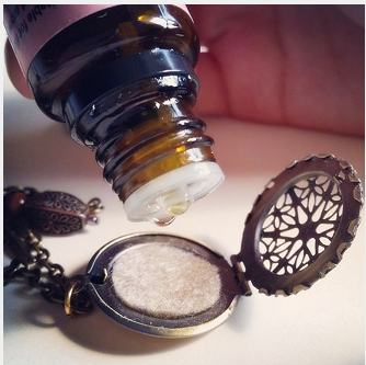 How to use essential oil jewellery